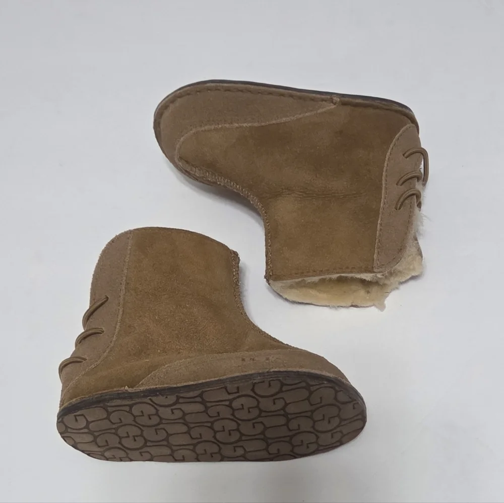 UGG Baby Chestnut Boo Suede Boots Geniune Sheepskin Size Medium 4-5 12-18 months